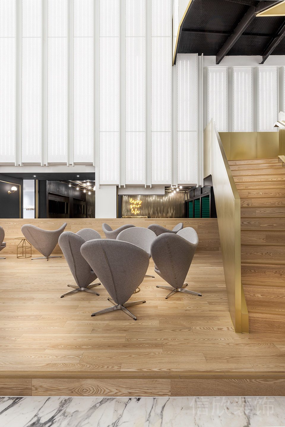 坡道樓原木風(fēng)員工簡易洽談室裝修設(shè)計(jì)