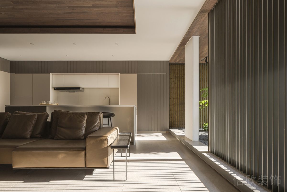 條紋鏤空式隔斷墻辦公室裝修設計