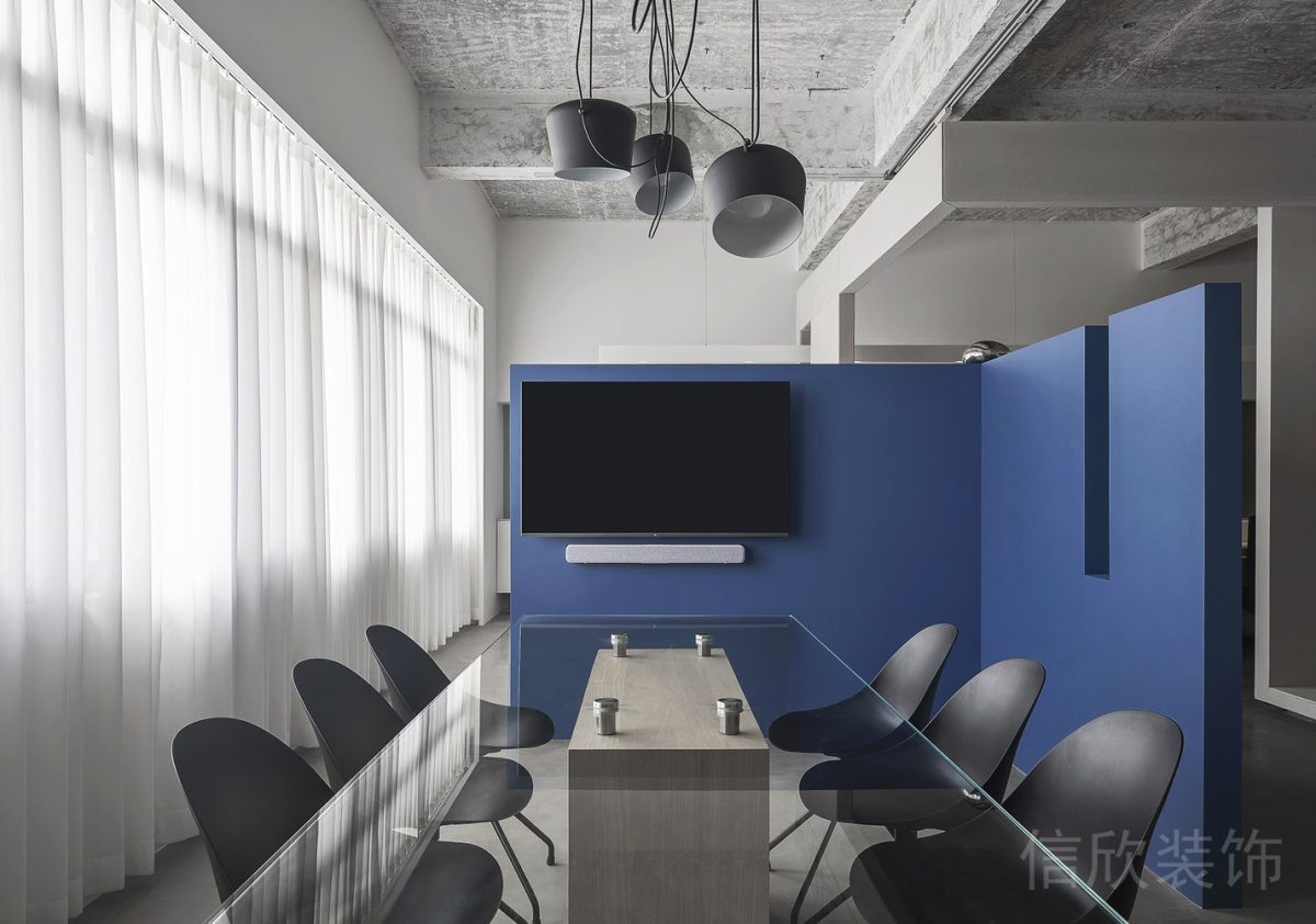 蔚藍(lán)色l型隔斷墻體玻璃辦公桌設(shè)計