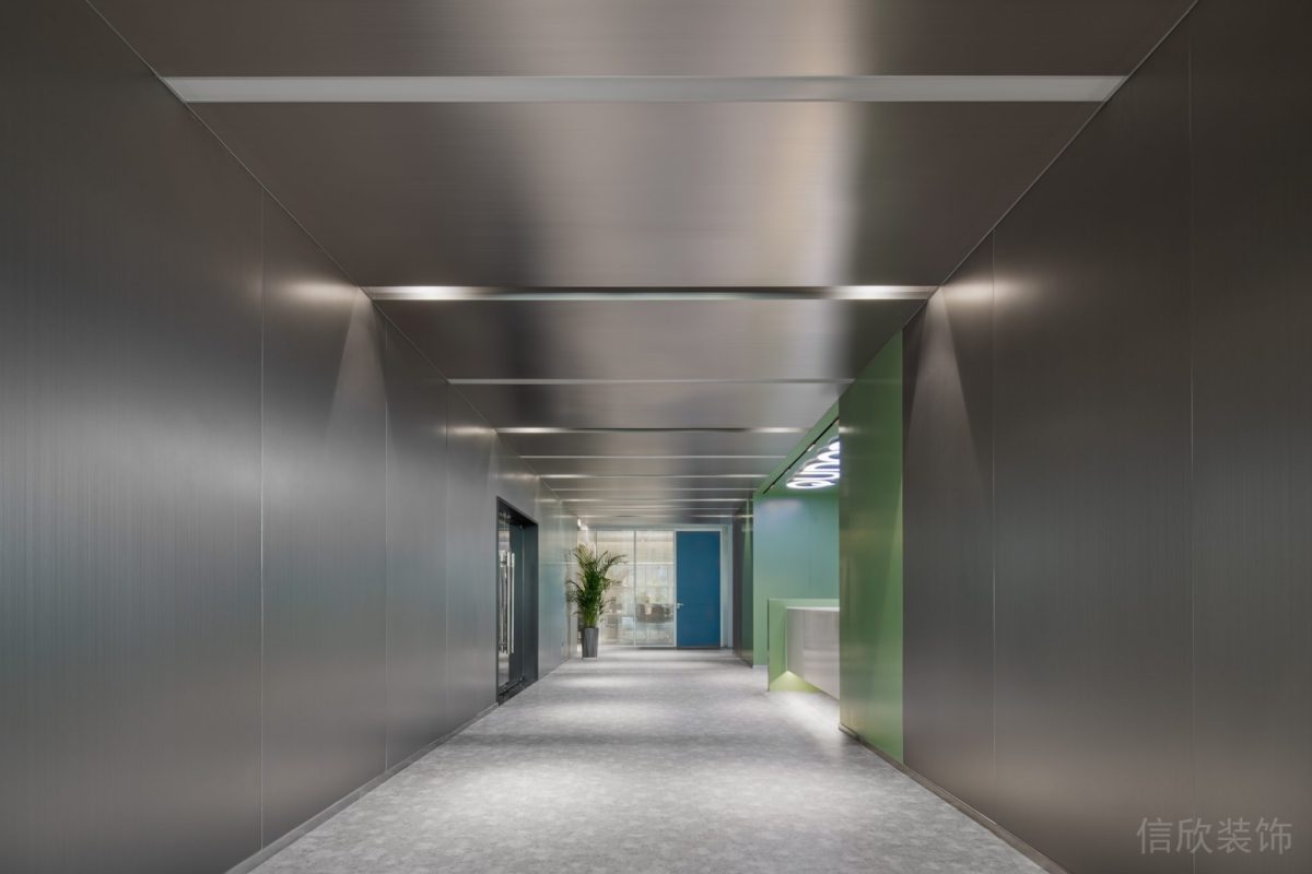 現(xiàn)代工業(yè)風(fēng)辦公空間過道金屬板墻面頂面裝修設(shè)計(jì)