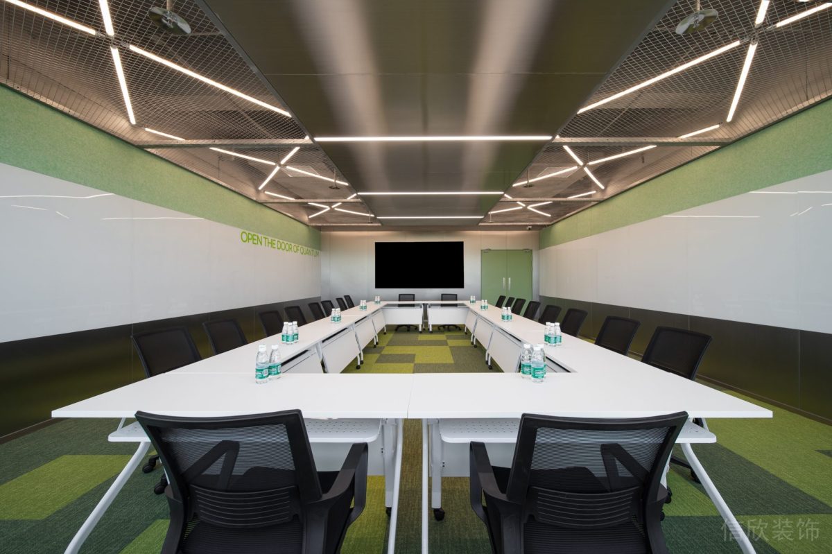 現(xiàn)代工業(yè)風(fēng)辦公空間會(huì)議室金屬板天花裝修設(shè)計(jì)