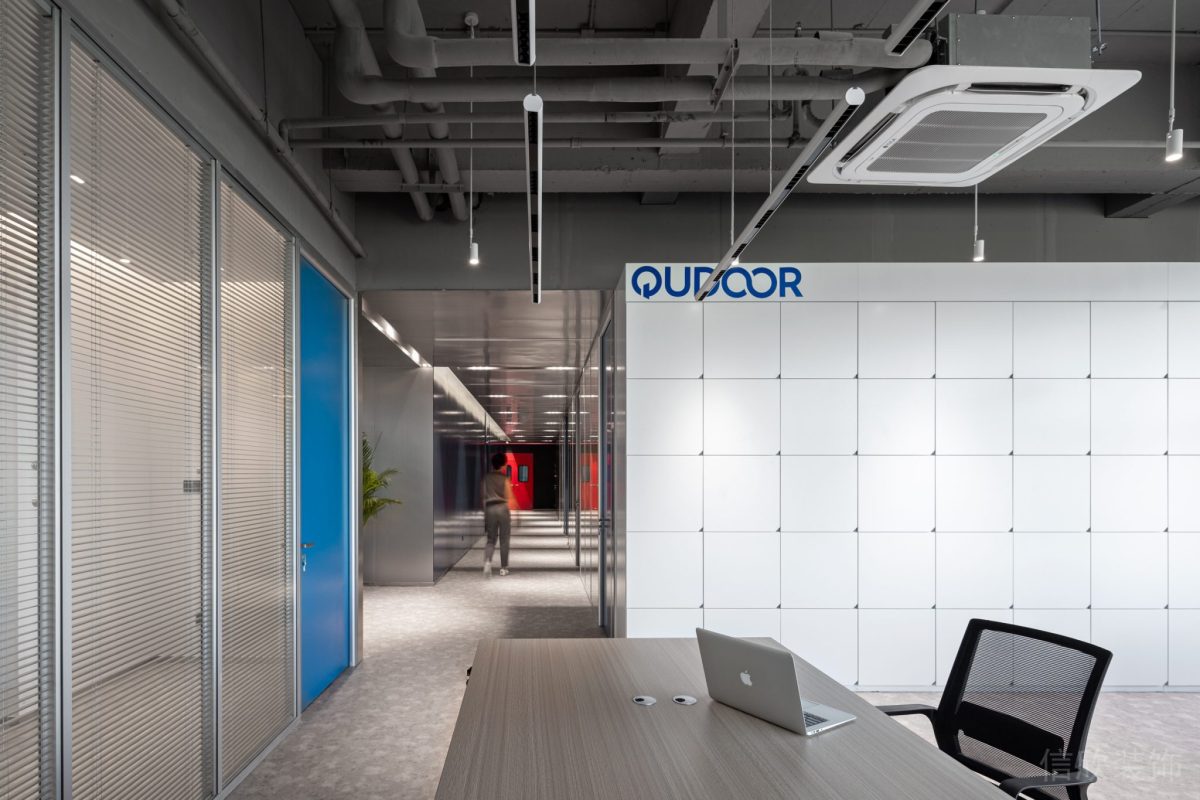 現(xiàn)代工業(yè)風辦公空間開放辦公區(qū)白色柜體裝修設(shè)計