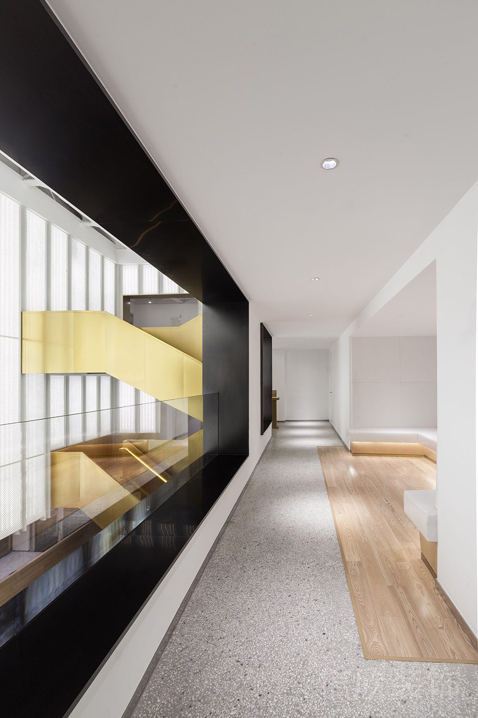 現(xiàn)代工作室玻璃過道拼接木飾面地板設(shè)計(jì)