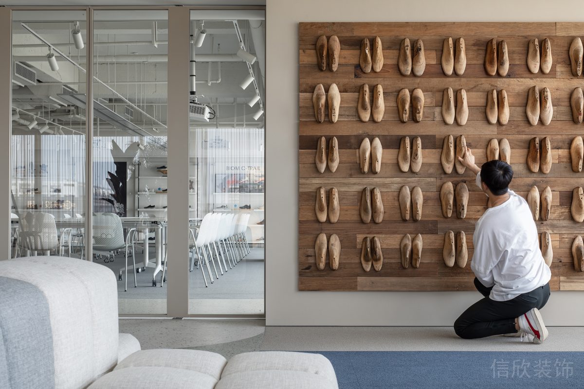 現代簡約風辦公空間接待區墻面實木造型設計