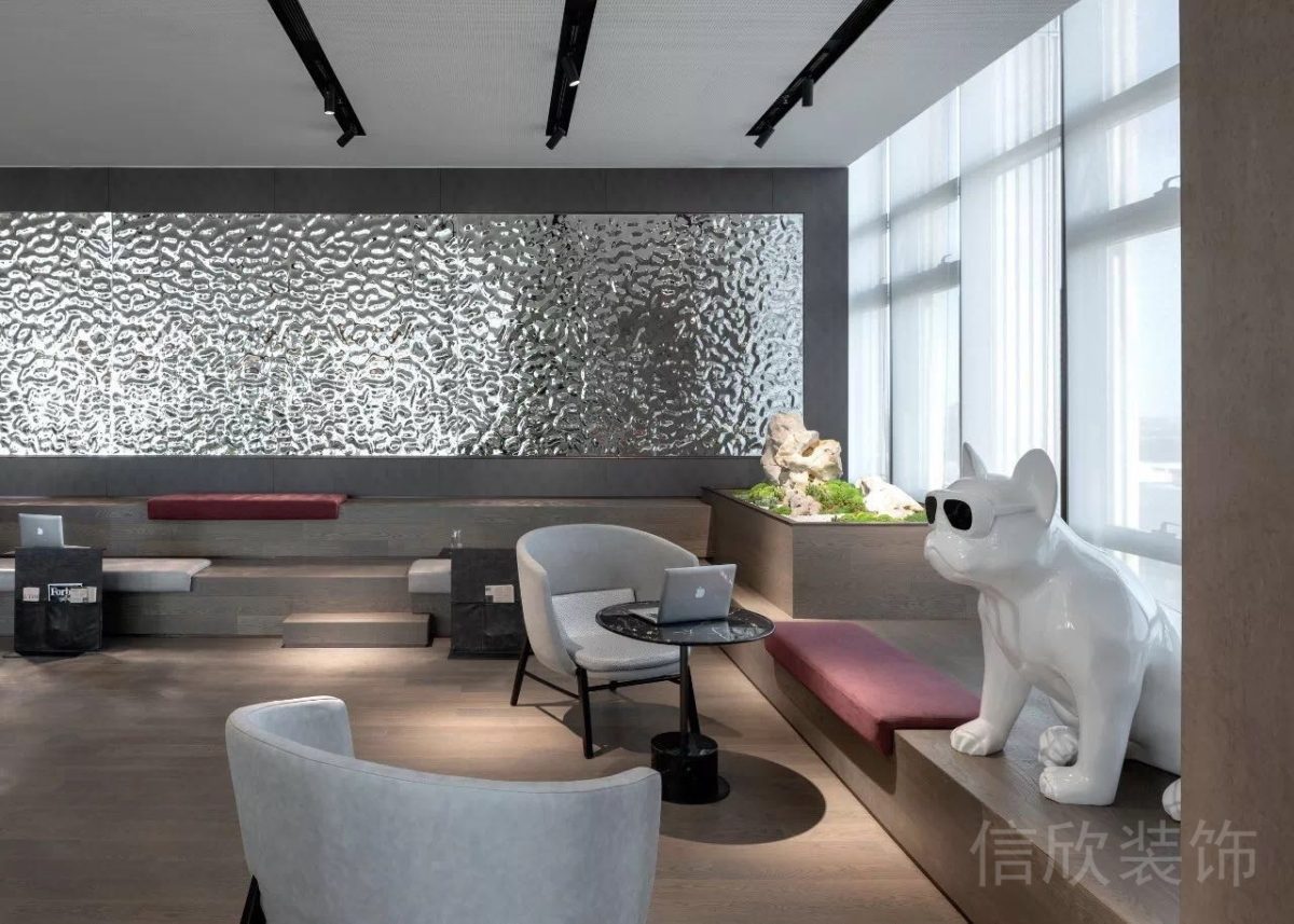 現代輕奢風辦公空間休閑區(qū)金屬波紋板墻面裝修設計