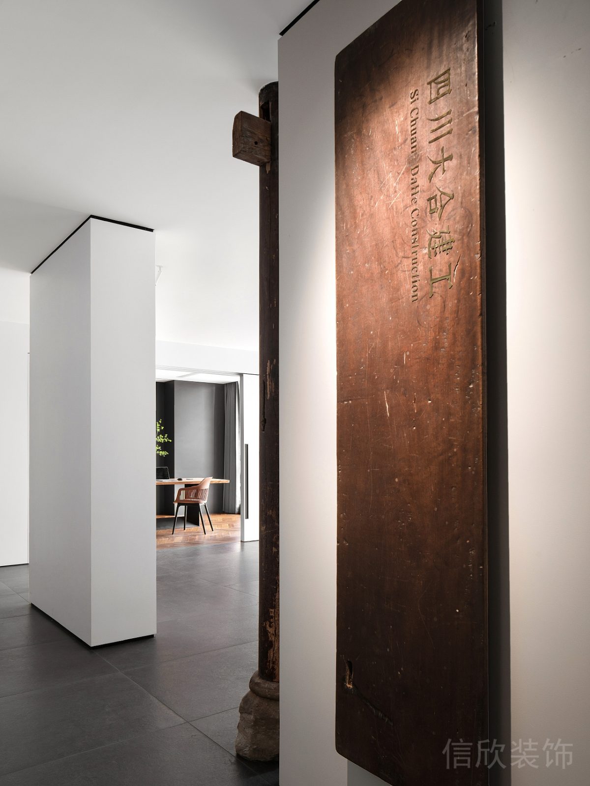 質(zhì)樸現(xiàn)代簡(jiǎn)約風(fēng)辦公空間過(guò)道墻面木制招牌設(shè)計(jì)