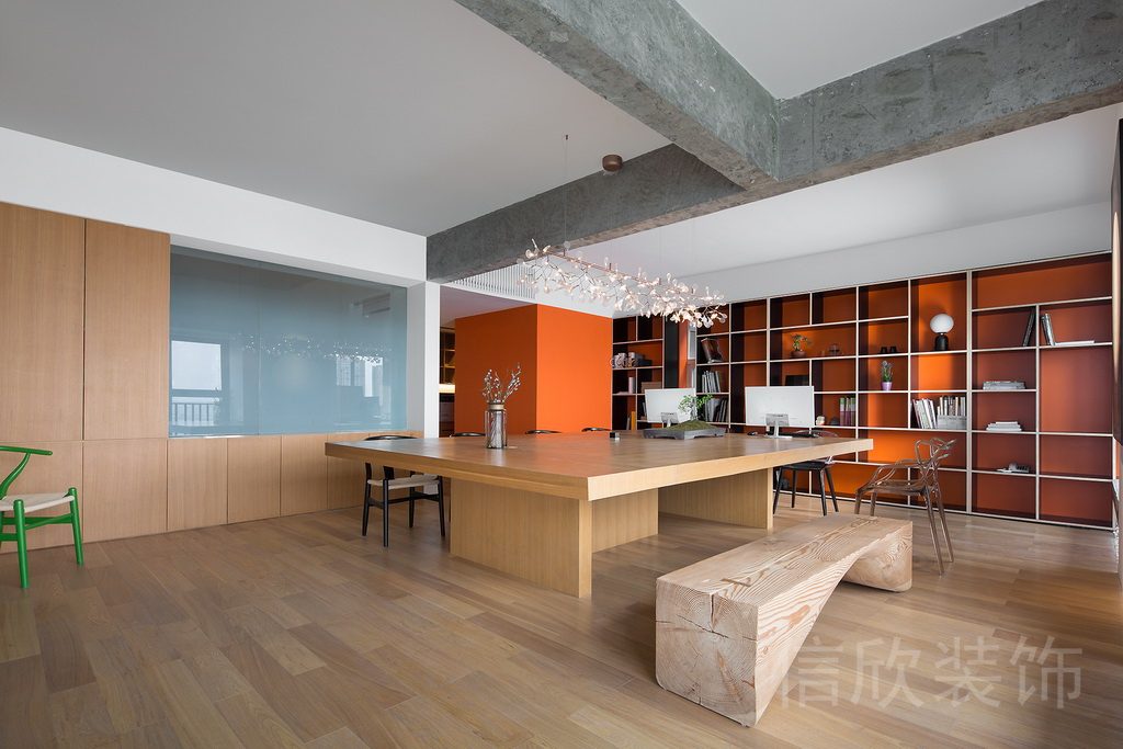 活力橙原木風會議室討論區(qū)域辦公室裝修設計