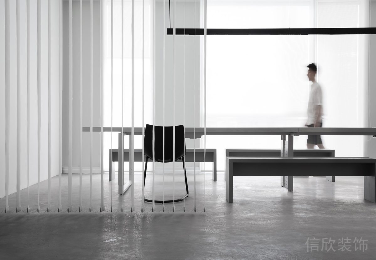 玻璃隔斷開放式會議室設(shè)計簡約風(fēng)純白長桌設(shè)計