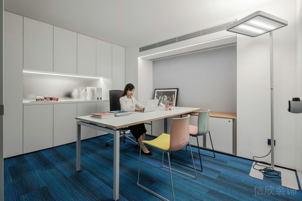 墻柜一體式收納設(shè)計領(lǐng)導(dǎo)辦公室飄窗設(shè)計