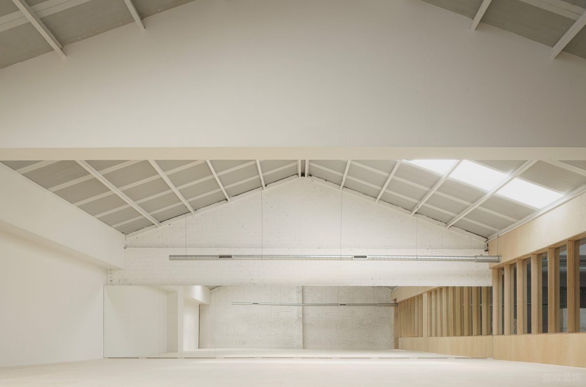 純白色三角天花瑜伽機(jī)構(gòu)裝修設(shè)計效果圖