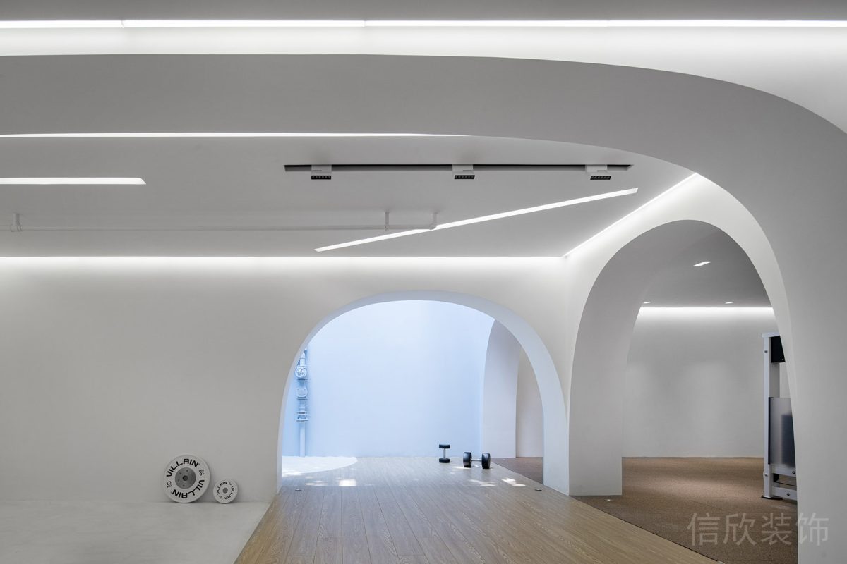 拱形開放式健身房機構(gòu)休息區(qū)極簡風(fēng)裝修效果圖
