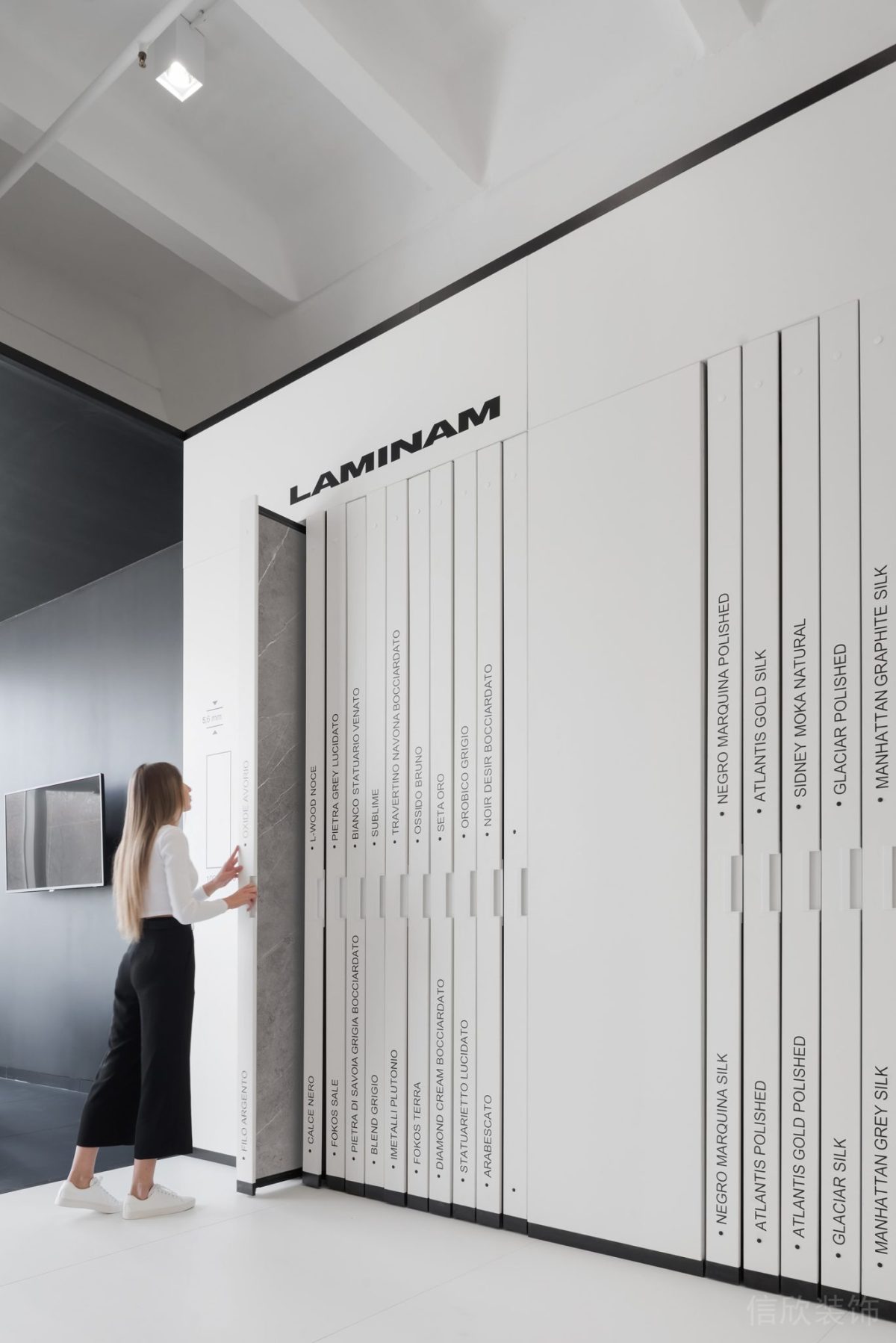 黑白灰簡約風(fēng)瓷磚展廳墻面裝修設(shè)計(jì)