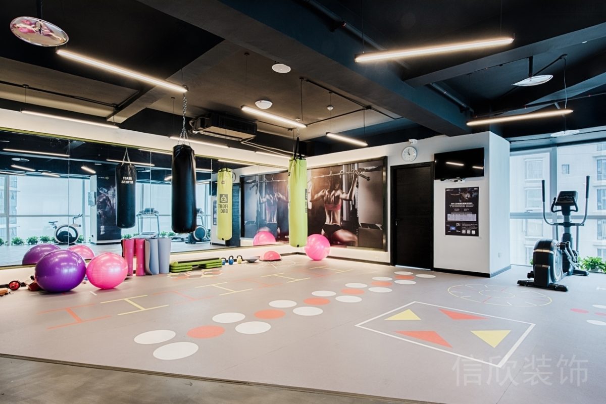 黑色工業(yè)風天花板鍛煉圖案橡膠地板健身房