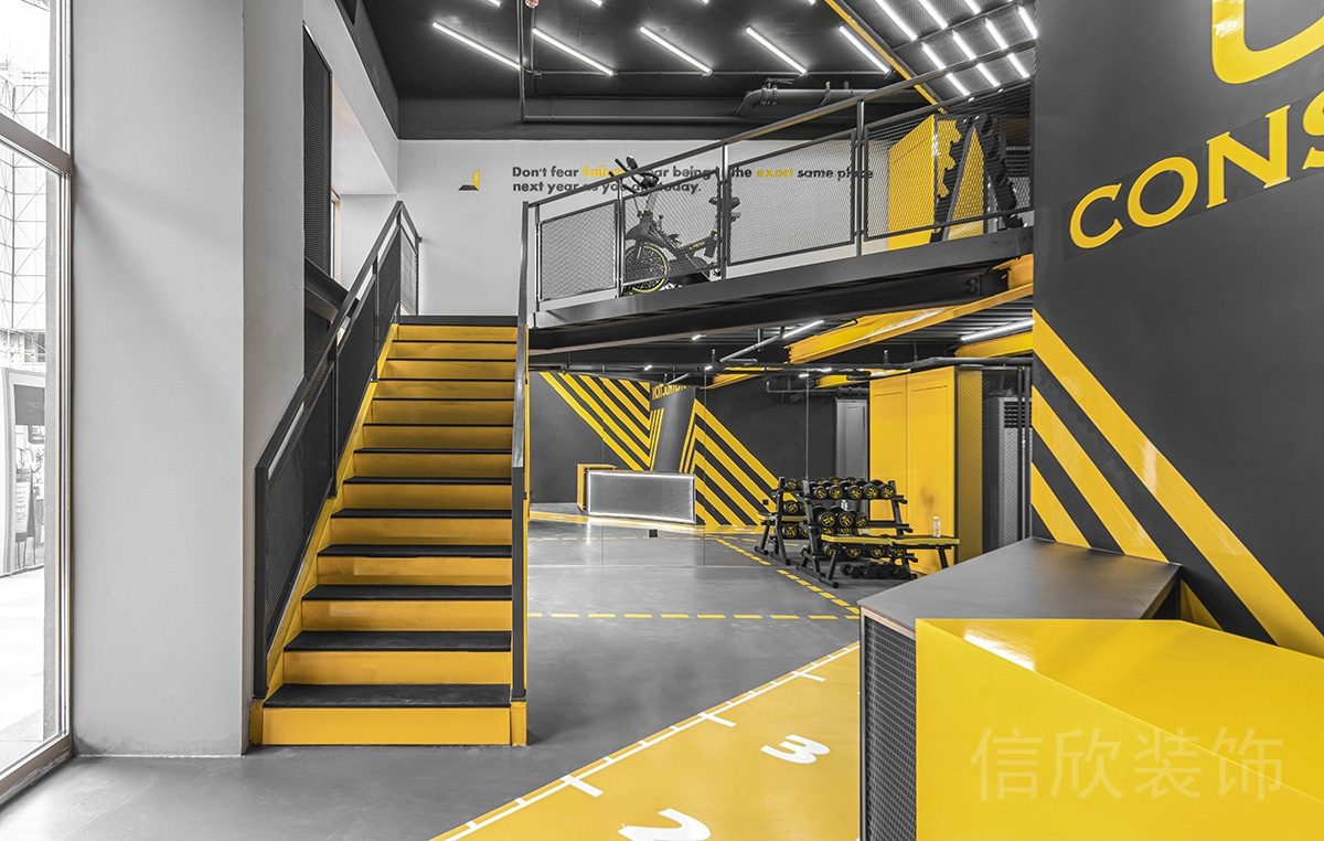 黃色黑色交叉設(shè)計鋁合金樓梯健身房裝修