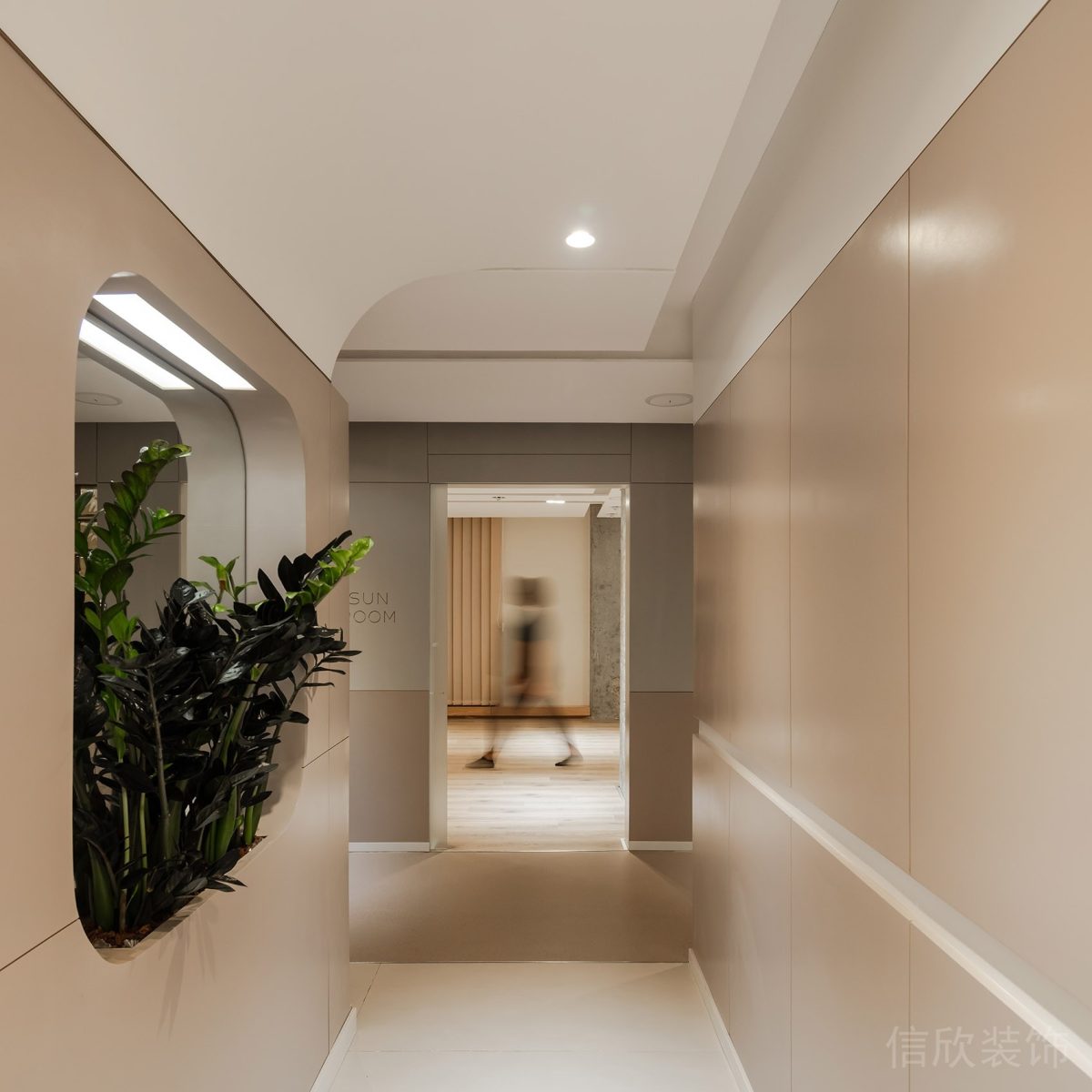 環形鏤空式設計綠植搭配瑜伽機構裝修走廊