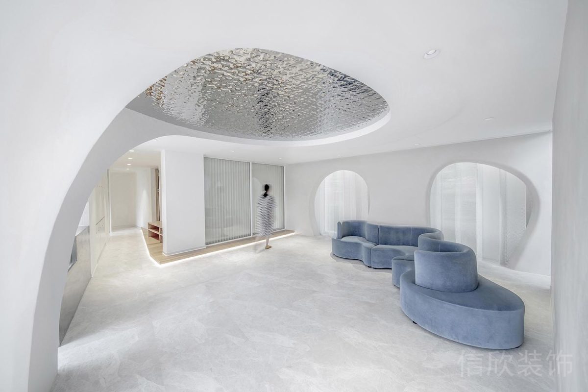 弧形藍色絨面沙發(fā)玻璃天花裝修效果圖瑜伽機構(gòu)大廳休息區(qū)