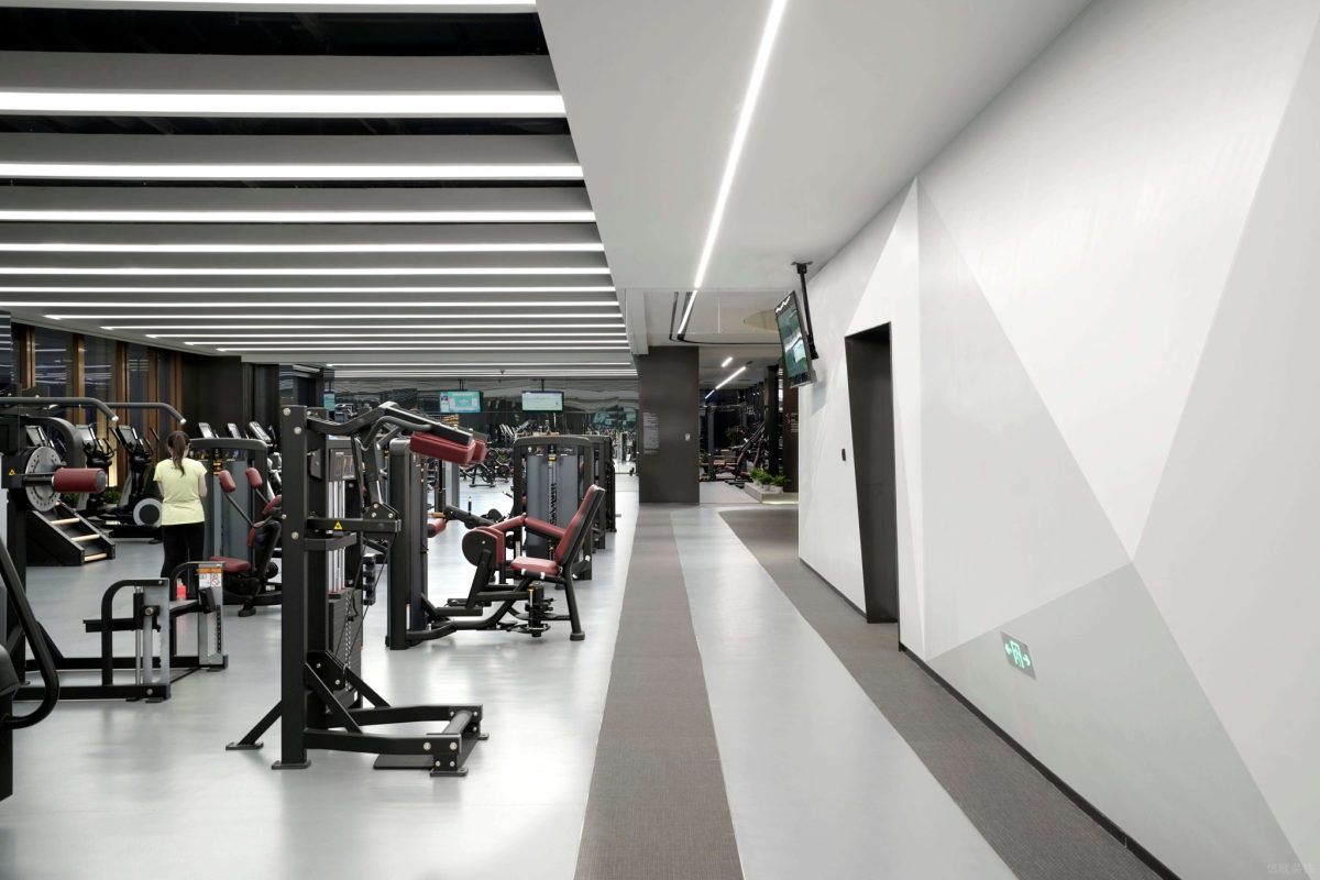健身房力量區(qū)現(xiàn)代簡(jiǎn)約裝修過(guò)道裝修圖