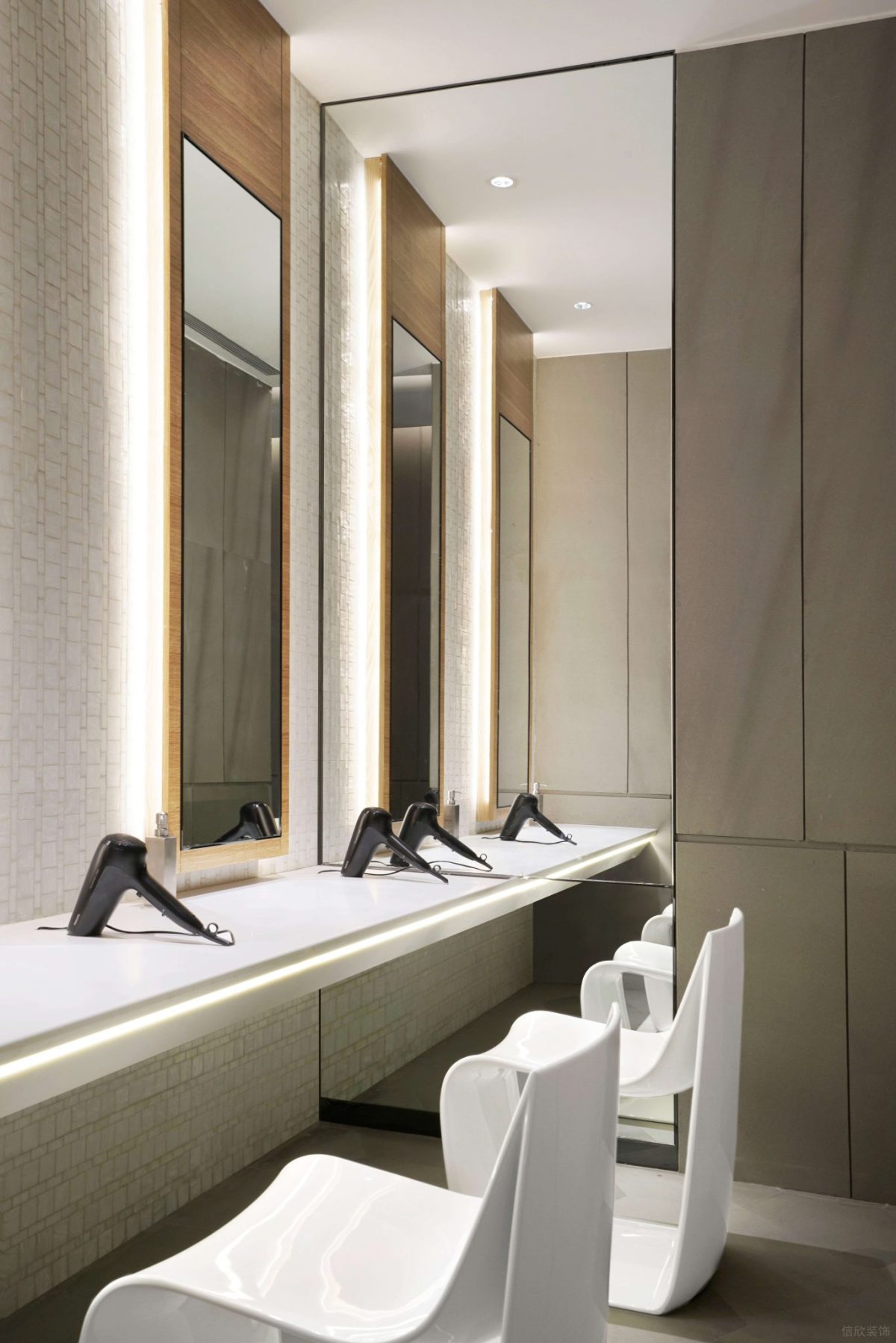 健身房休息區鏡面裝修