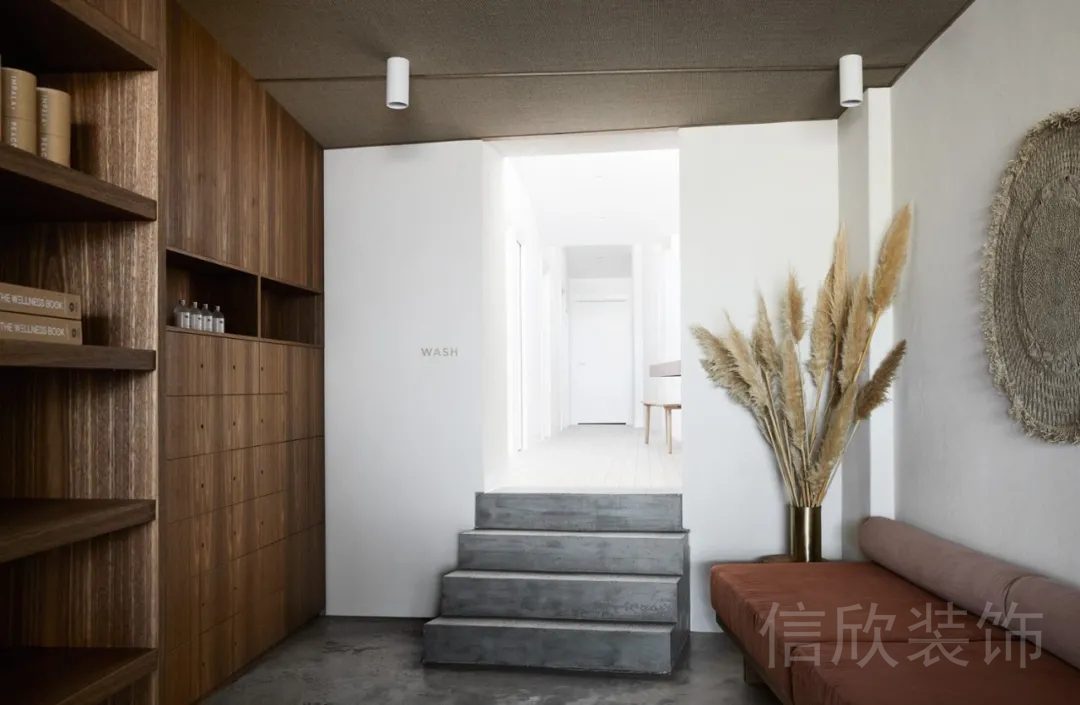 階梯式瑜伽機(jī)構(gòu)裝修過(guò)道效果圖木柜設(shè)計(jì)