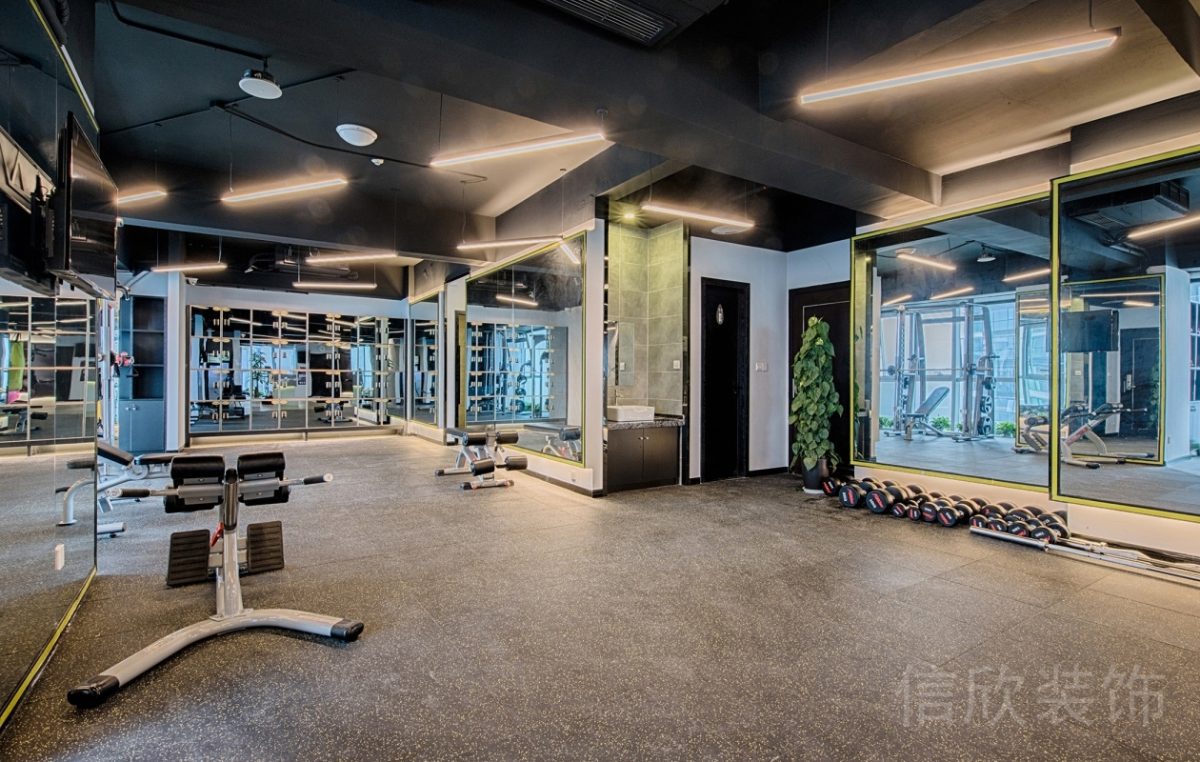 矩形強調色燈帶環(huán)繞鏡面玻璃面板健身房效果圖