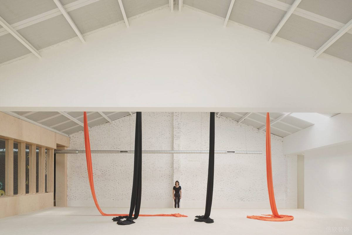 鏤空木屋天花房梁結(jié)構(gòu)瑜伽機(jī)構(gòu)裝修設(shè)計