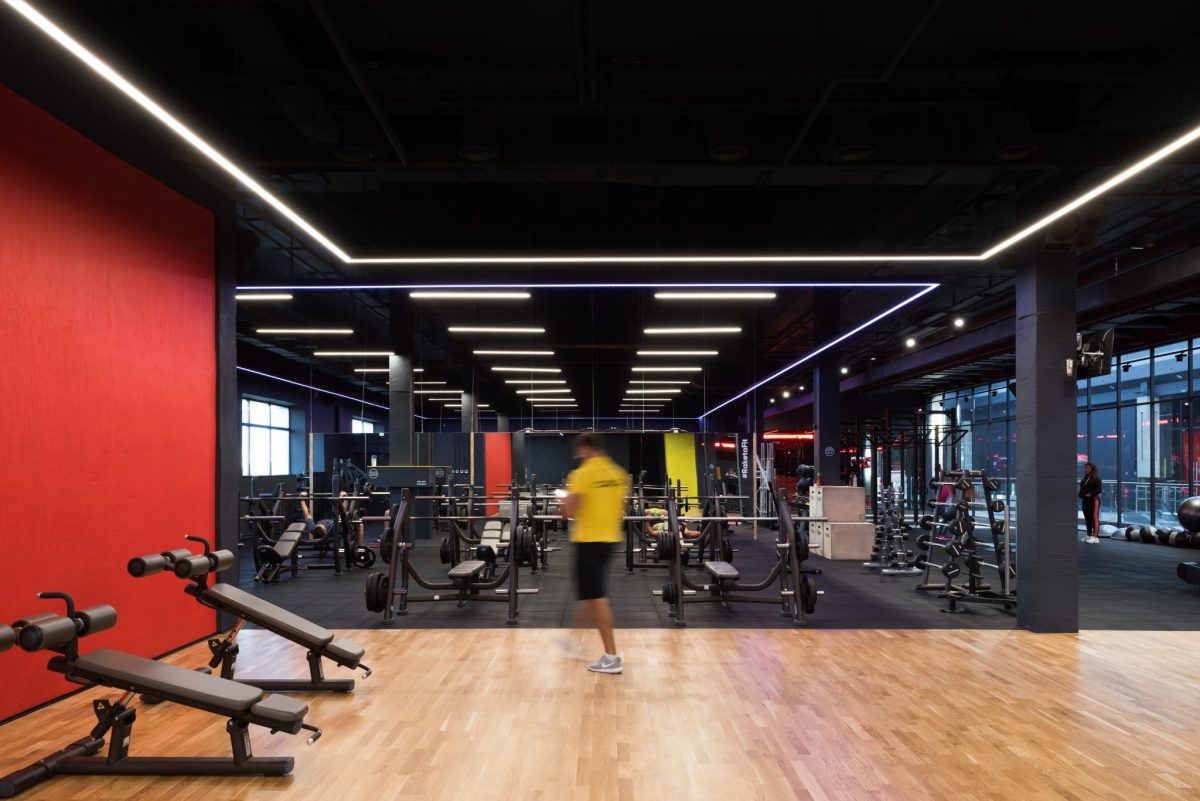 力量區(qū)健身房木質(zhì)地板軟包隔音工業(yè)風(fēng)裝修設(shè)計