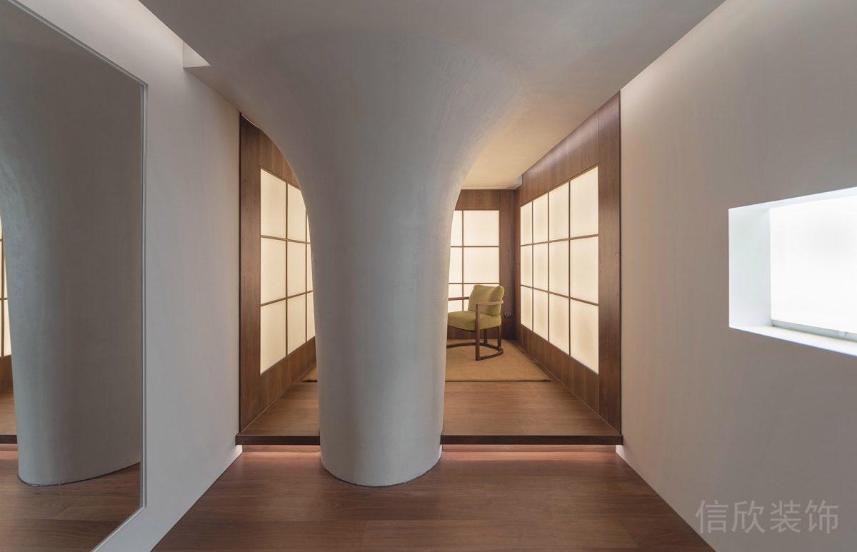 墻柱設(shè)計原木風(fēng)抬高地臺簡約風(fēng)瑜伽機構(gòu)裝修