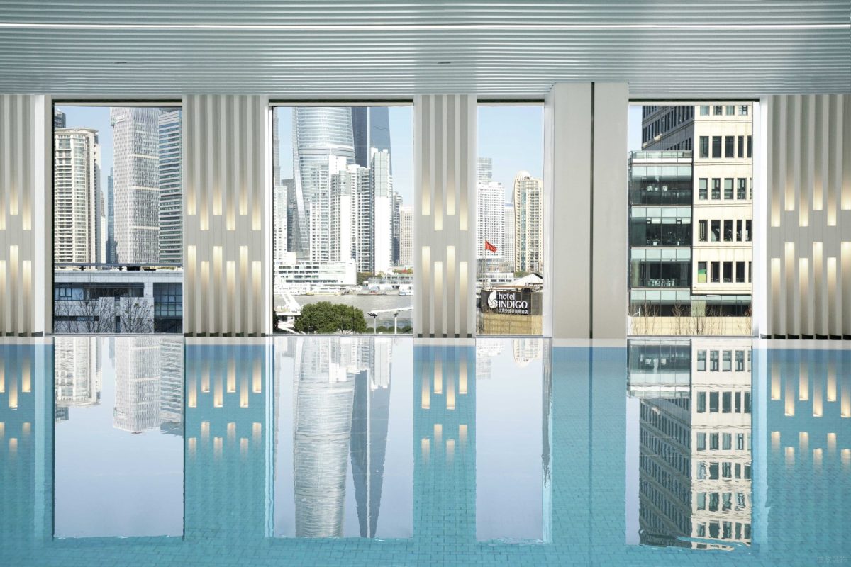 無(wú)邊游泳池裝修設(shè)計(jì)落地玻璃健身房