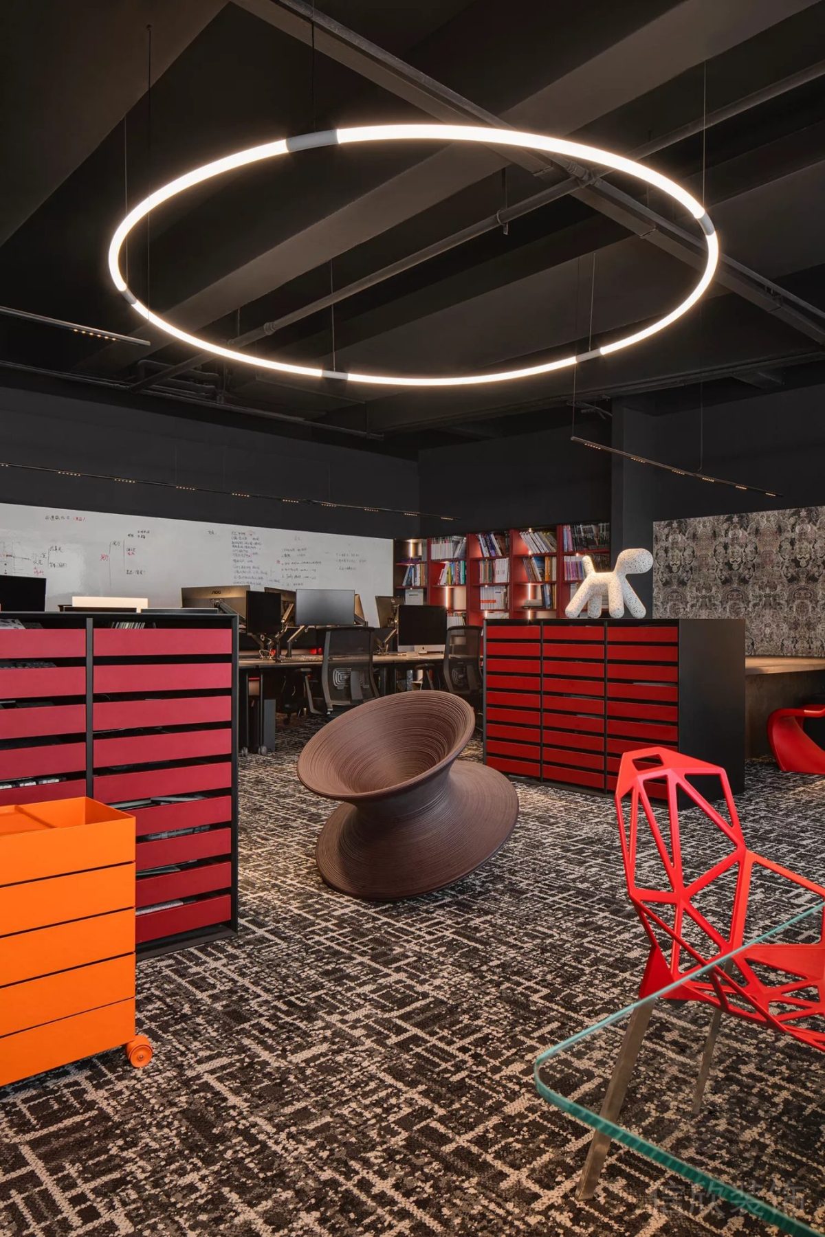 現(xiàn)代工業(yè)風強調(diào)色柜子辦公室裝修設(shè)計