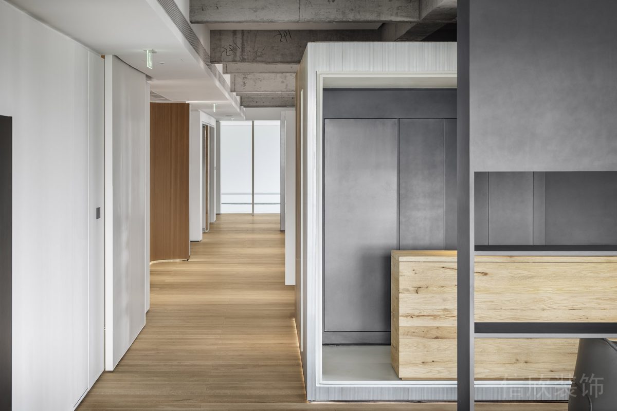 現(xiàn)代工業(yè)風(fēng)展廳空間過(guò)道裝修設(shè)計(jì)