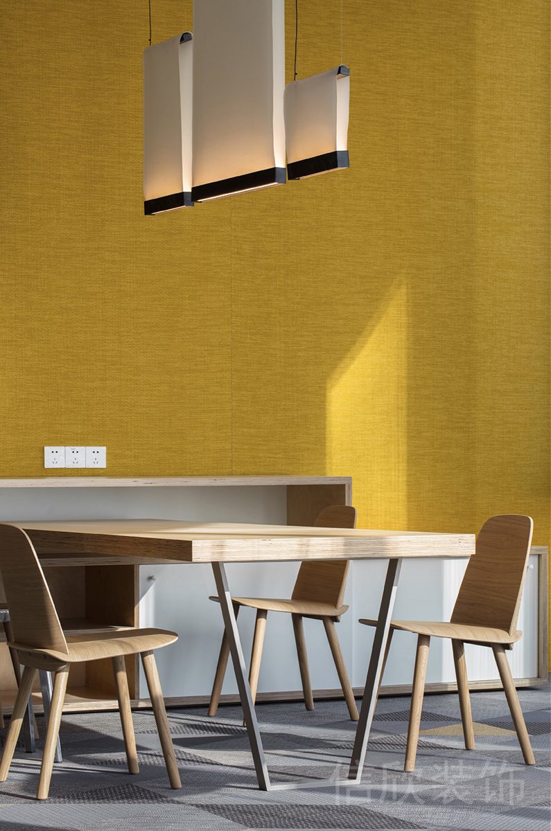 現(xiàn)代簡約風原木桌椅辦公室裝修設計