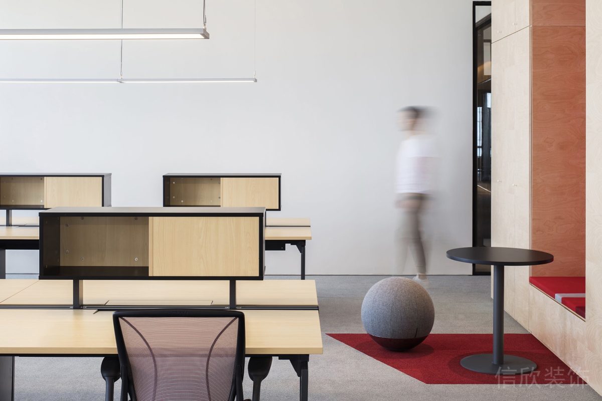 現(xiàn)代簡約原木桌板辦公室效果圖