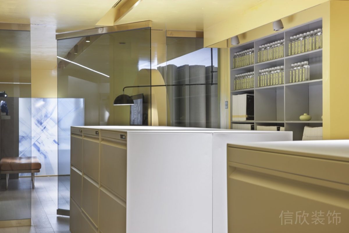 旋轉(zhuǎn)遮光暗色玻璃簡約鞥裝修設(shè)計辦公室