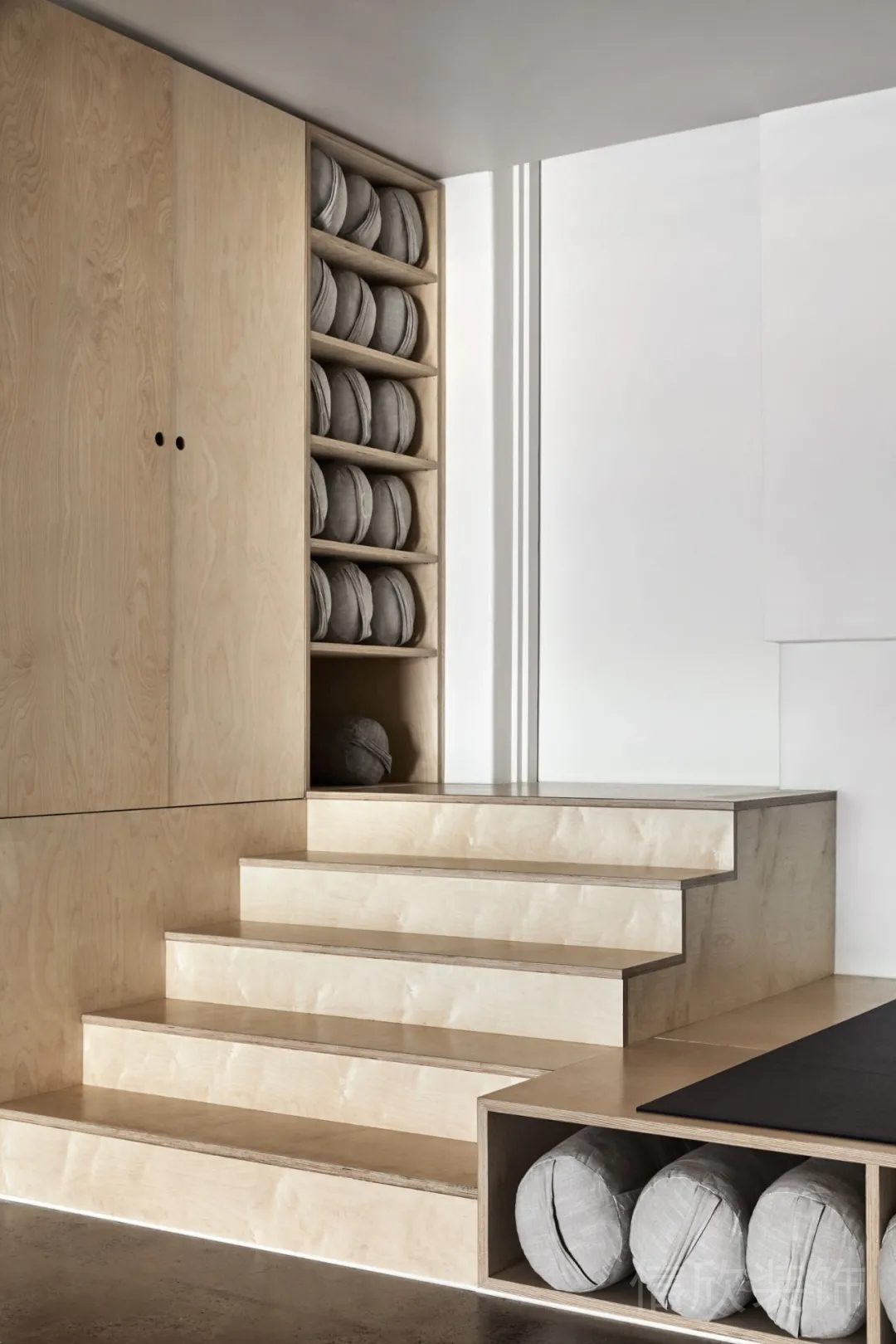 瑜伽機構(gòu)木質(zhì)階梯設計瑜伽墊儲物室