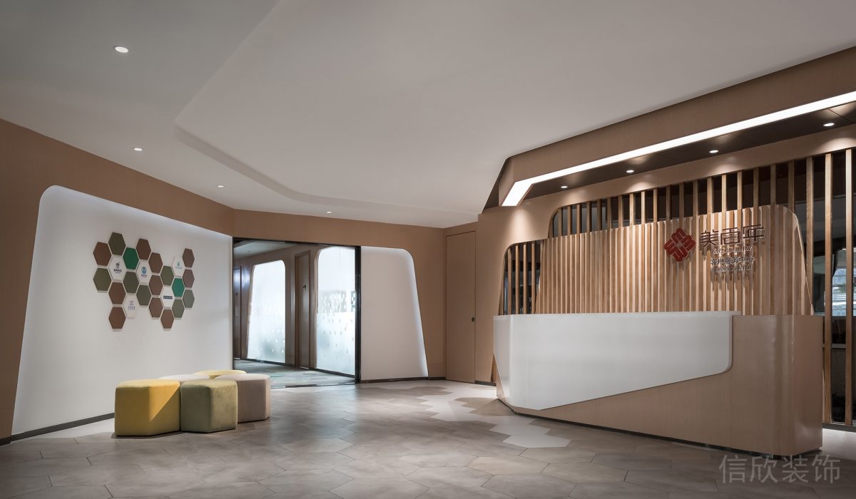 原木風(fēng)前臺(tái)裝修設(shè)計(jì)辦公室