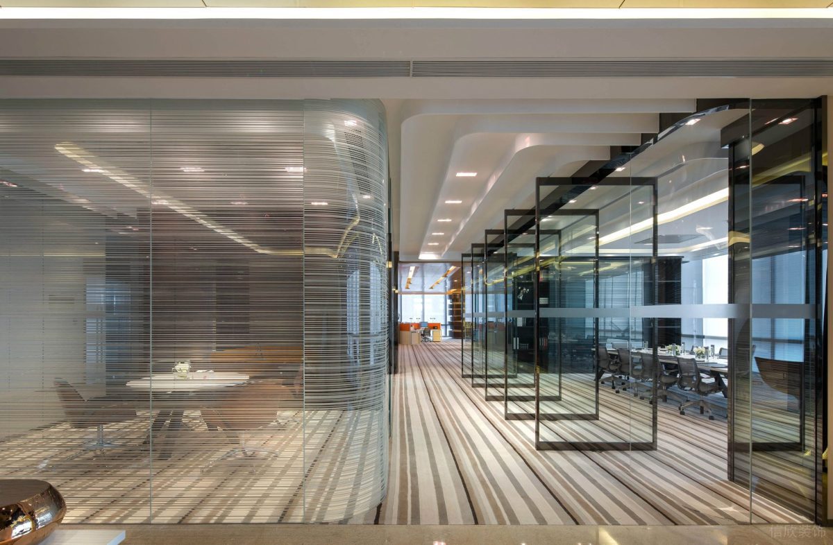 辦公室旋轉(zhuǎn)玻璃門金屬現(xiàn)代弧線墻體隔斷會淹死過道地毯走廊裝修