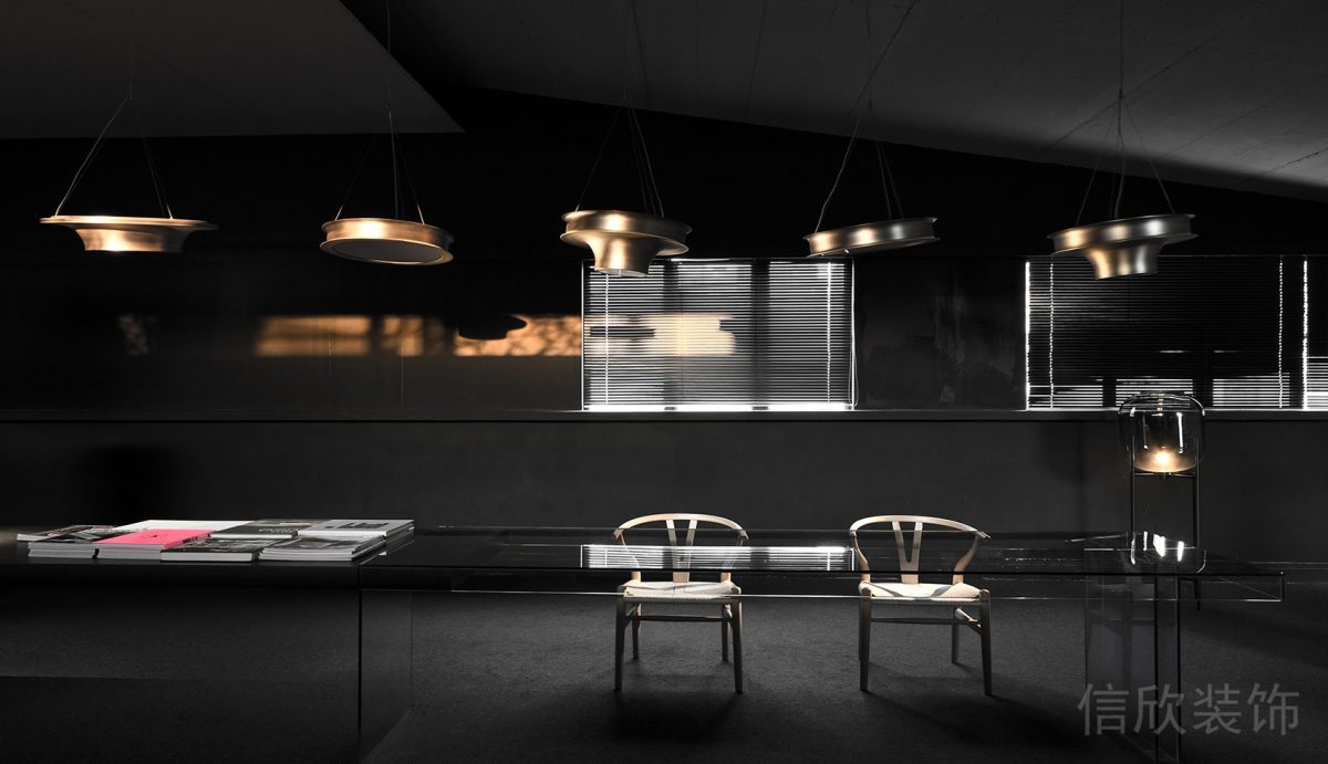 玻璃長桌燈飾設(shè)計(jì)創(chuàng)意會(huì)議室裝修設(shè)計(jì)暗色系效果