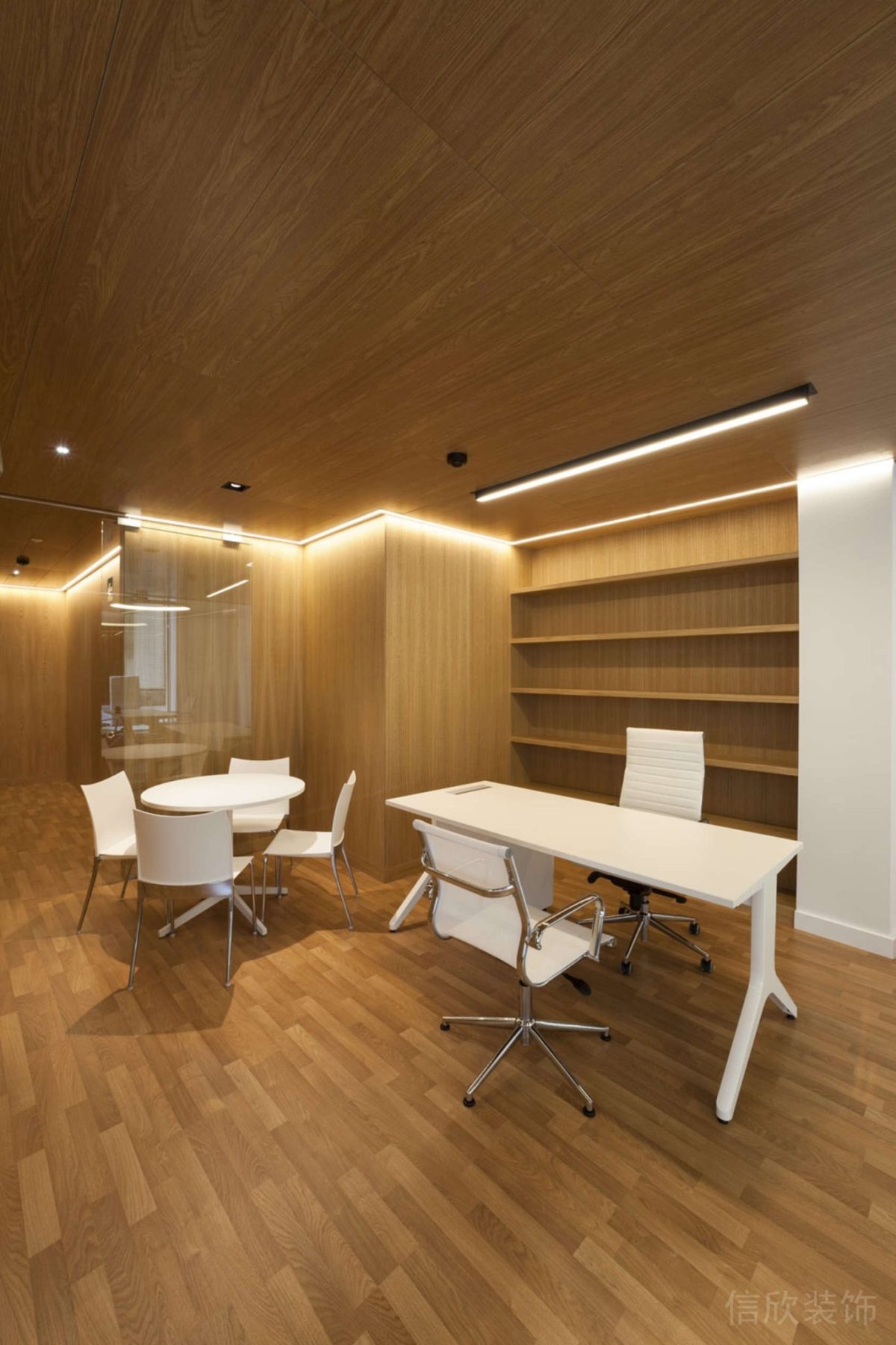 白色極簡風(fēng)桌椅裝修原木地板天花板墻壁內(nèi)嵌式置物柜辦公室裝修設(shè)計