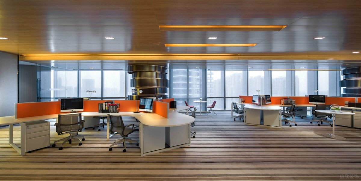 橙色隔斷員工開發(fā)區(qū)域辦公室工作做桌裝修地毯效果圖鏤空木制天花