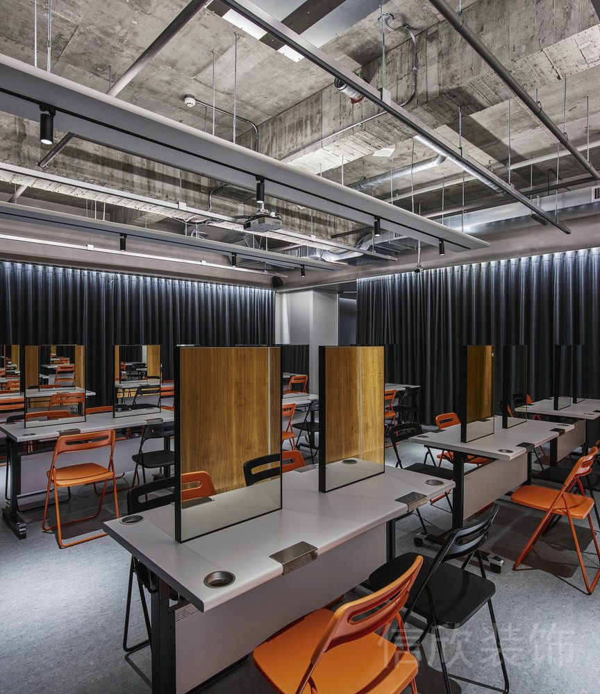 橙色黑色調(diào)極簡(jiǎn)座椅設(shè)計(jì)藍(lán)色調(diào)窗簾裝修辦公室工作區(qū)設(shè)計(jì)效果圖