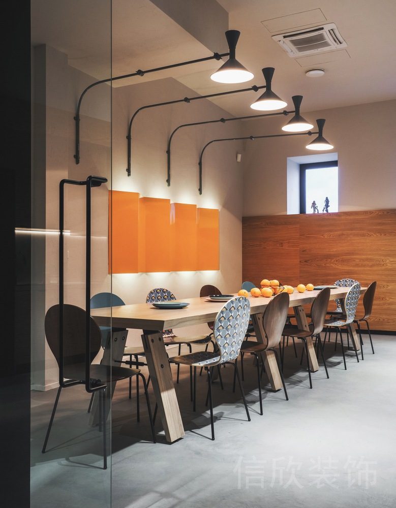 橙色墻體燈飾效果圖辦公室長(zhǎng)桌木質(zhì)會(huì)議室設(shè)計(jì)天花管道燈飾效果圖