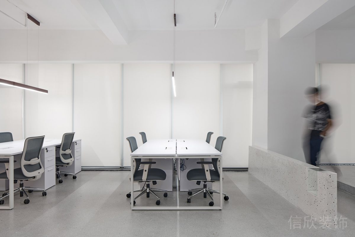 對稱式工作室裝修設(shè)計金屬長桌多人工位效果半墻隔斷裝修