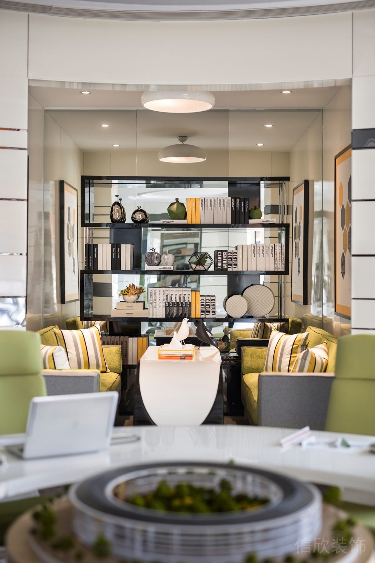 對稱式鏡面收納柜裝修設(shè)計客廳裝修