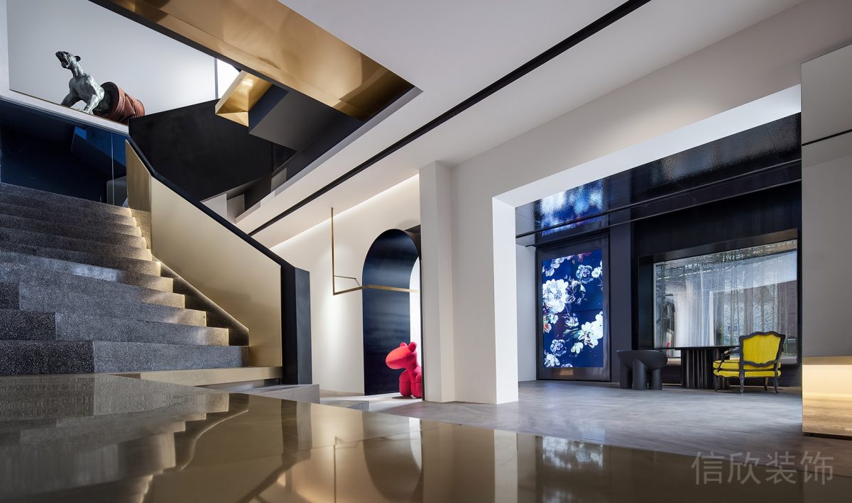 大理石階梯鎏金扶手與黑色調(diào)原木扶手合并裝修辦公室大廳設計