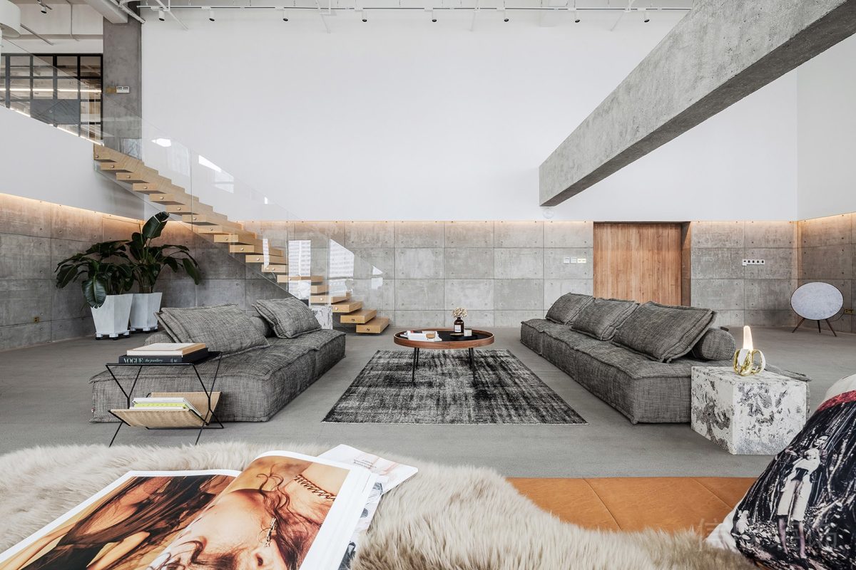 大廳布藝沙發(fā)裝修設計創(chuàng)意玻璃護墻板裝修樓梯效果圖裝修辦公室