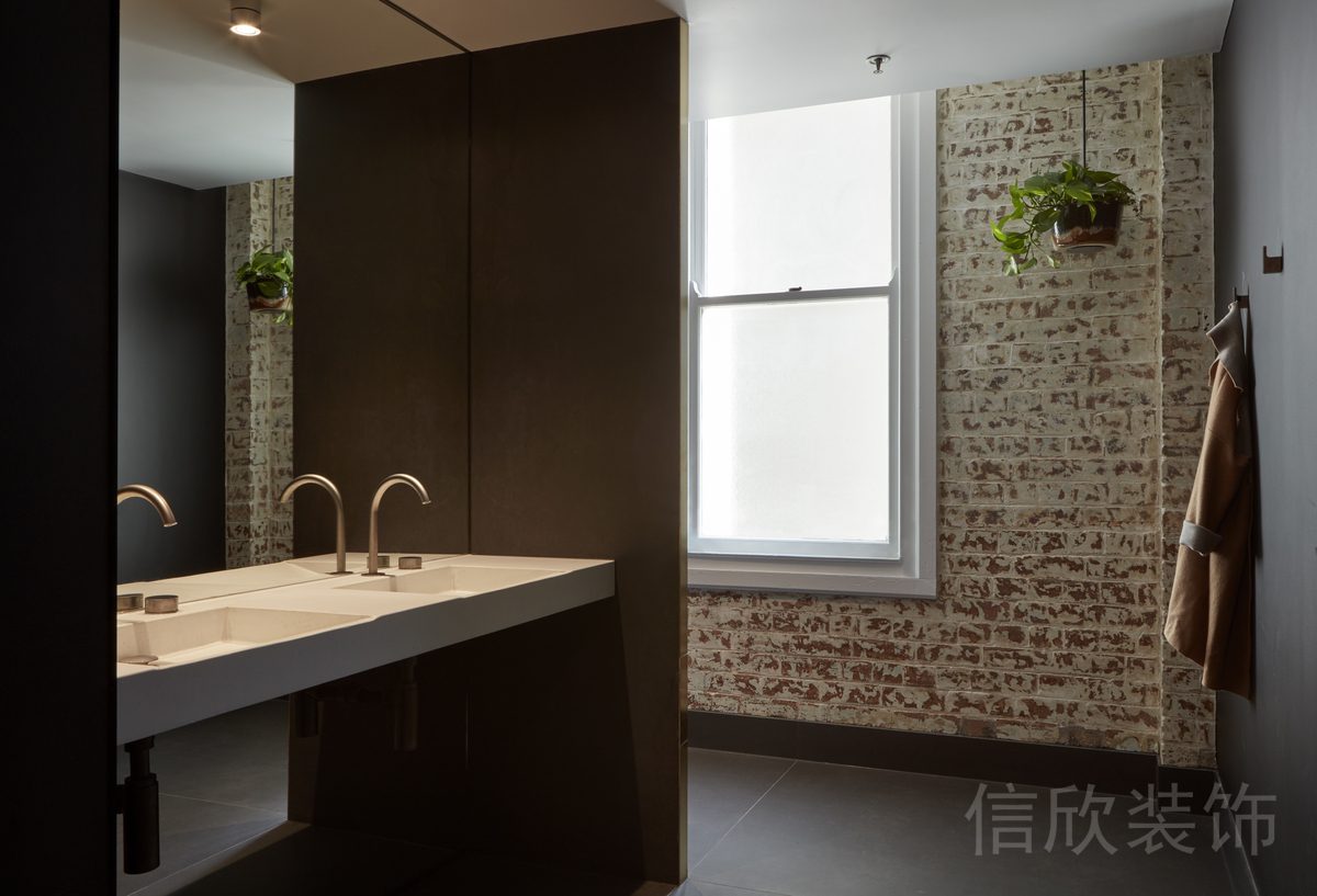 復(fù)古紅色墻體設(shè)計工業(yè)風(fēng)復(fù)古洗手池瓷磚鏡面效果