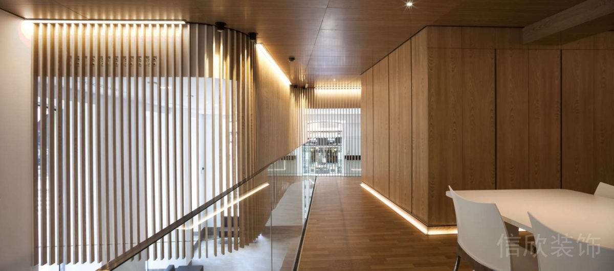 方形白色極簡風(fēng)桌椅裝修內(nèi)嵌式圓形射燈設(shè)計辦公室休息區(qū)裝修