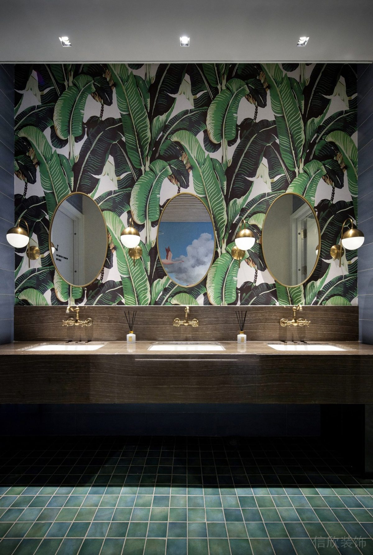 古典風墻體設計金屬洗手臺瓷磚地板洗手間