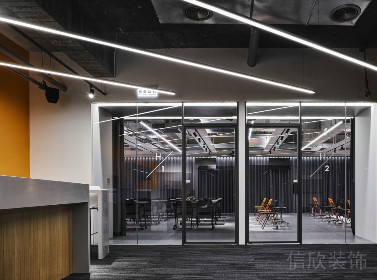 高透玻璃門板裝修灰色地毯設(shè)計(jì)辦公室設(shè)計(jì)效果圖