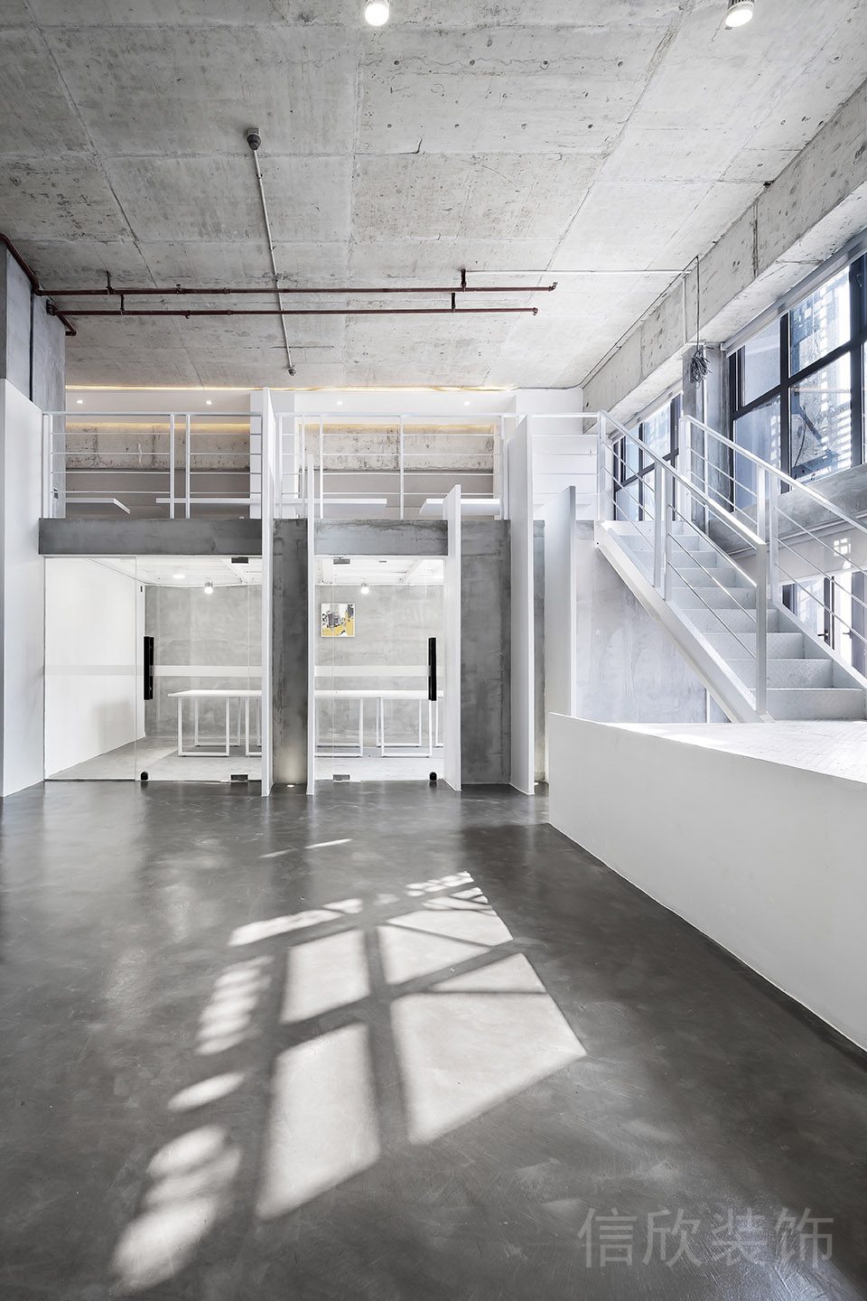 工業風過道pvc地板金屬護墻板過道工作室裝修